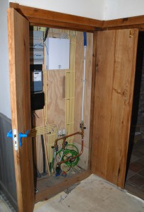 Houten meterkast deur in behandeling